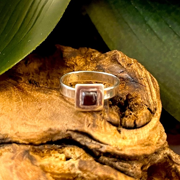 Silpada Vintage Rare .925 Sterling Silver Garnet Square Ring - Picture 9 of 10